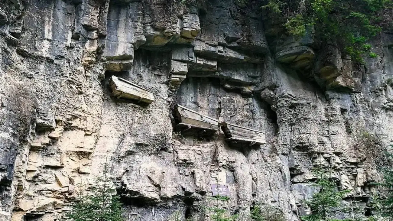 شناسایی نژاد مردگان دفن شده در تابوت های معلق باستانی!  -  عکس