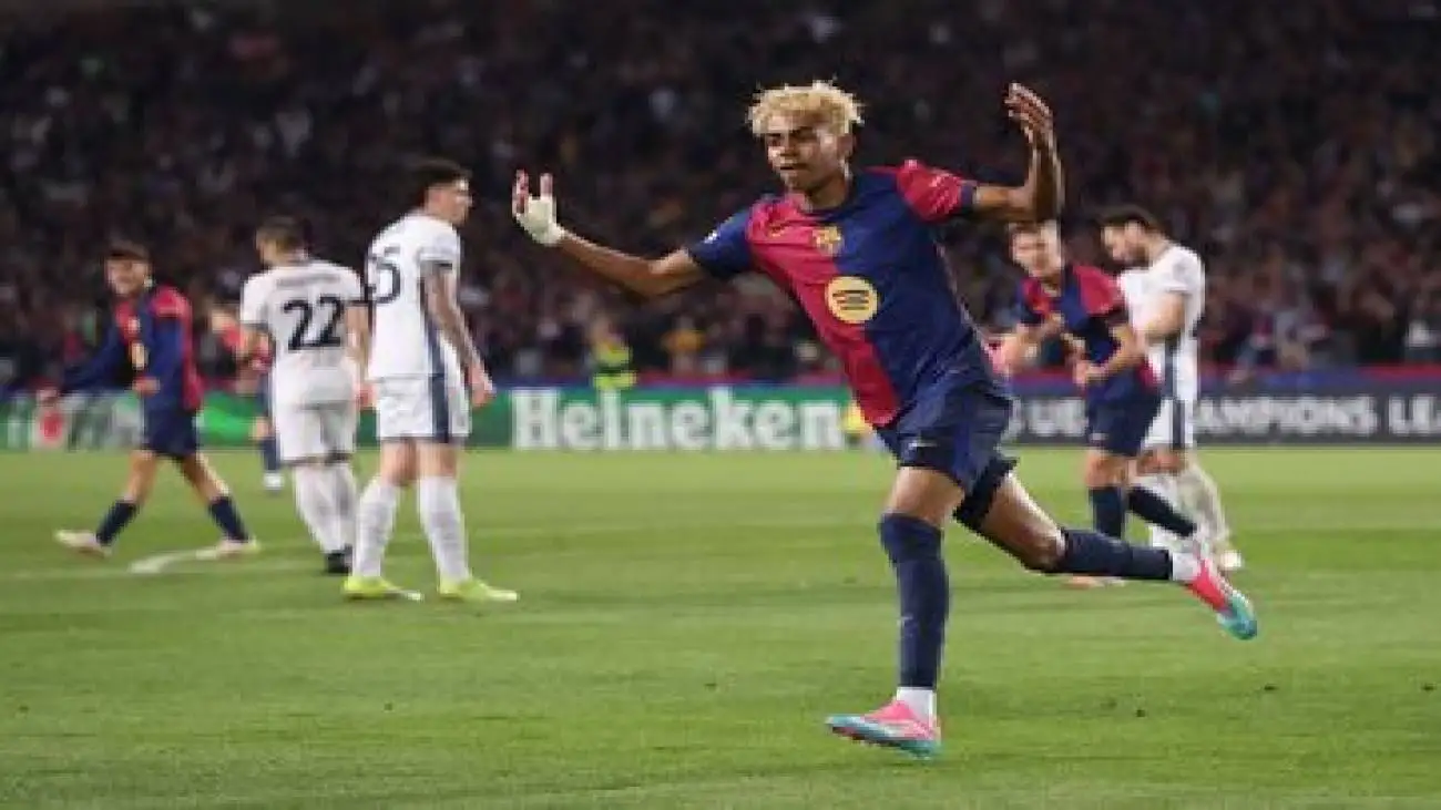 عکس -  رونمایی از پیراهن جدید بارسا با خواننده فارسی خوان