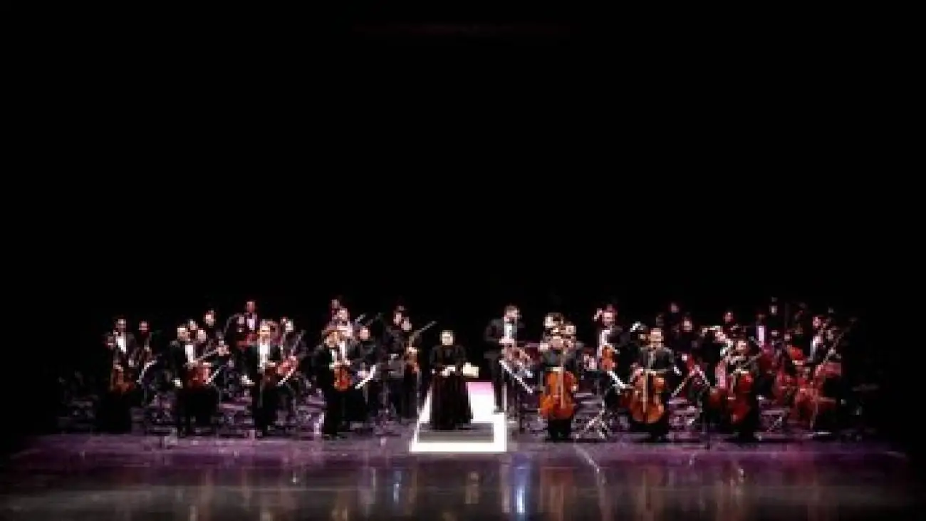 دیالوگ با رهبرِ زن -  پانیذ فریوسفی با 48 نوازنده و ترکیبی از سازهای زهی و آرشه ای روی صحنه رفت