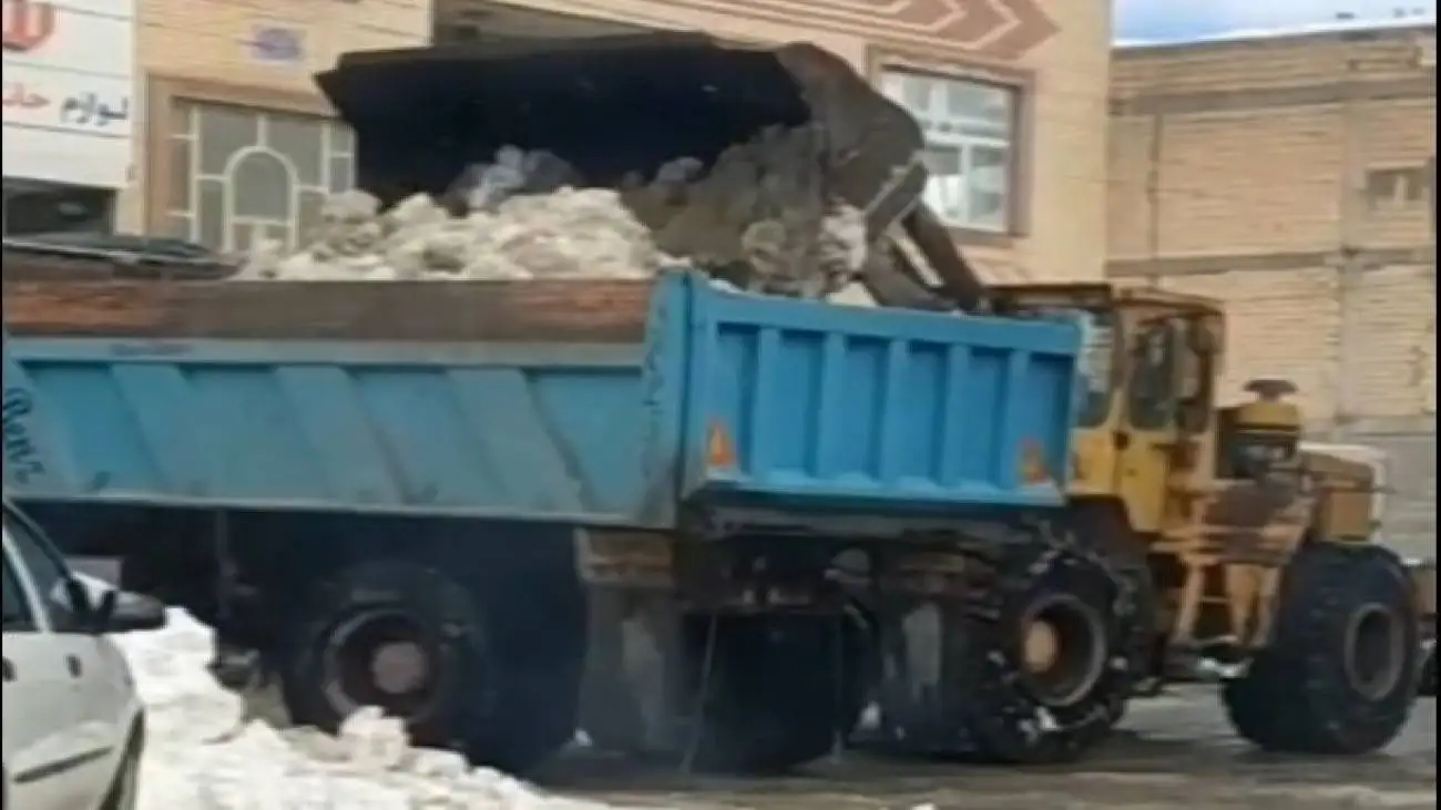 حرکت جالب شهرداری این شهر؛ انتقال برف های معابر به دریاچه + ویدیو