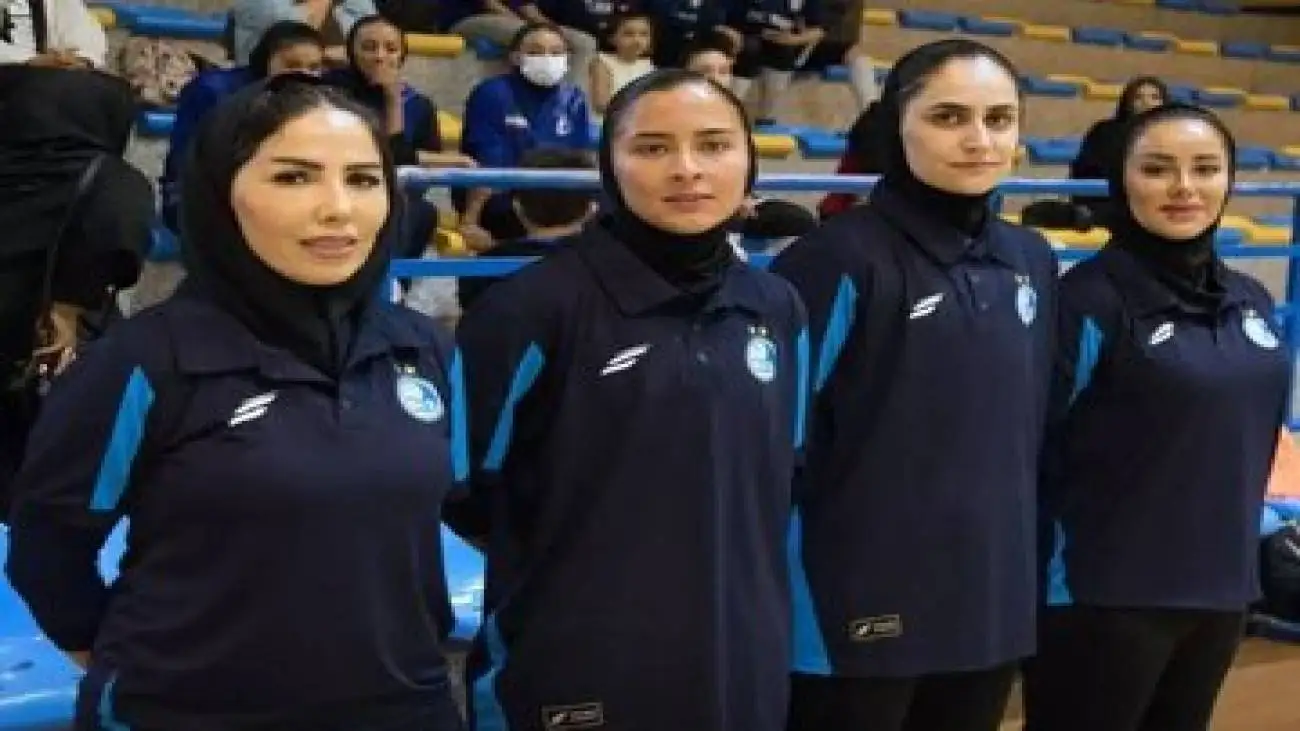 عکس -  خانم سرمربی تماشاگر ویژه برد آسیایی استقلال