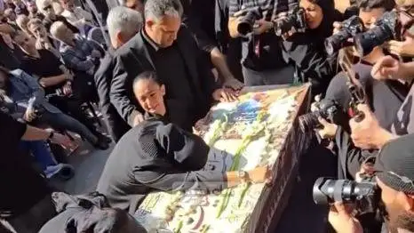 آواز خوانی احساسی حسام الدین سراج سر مزار  محمد کاسبی -  روحش شاد و یادش گرامی