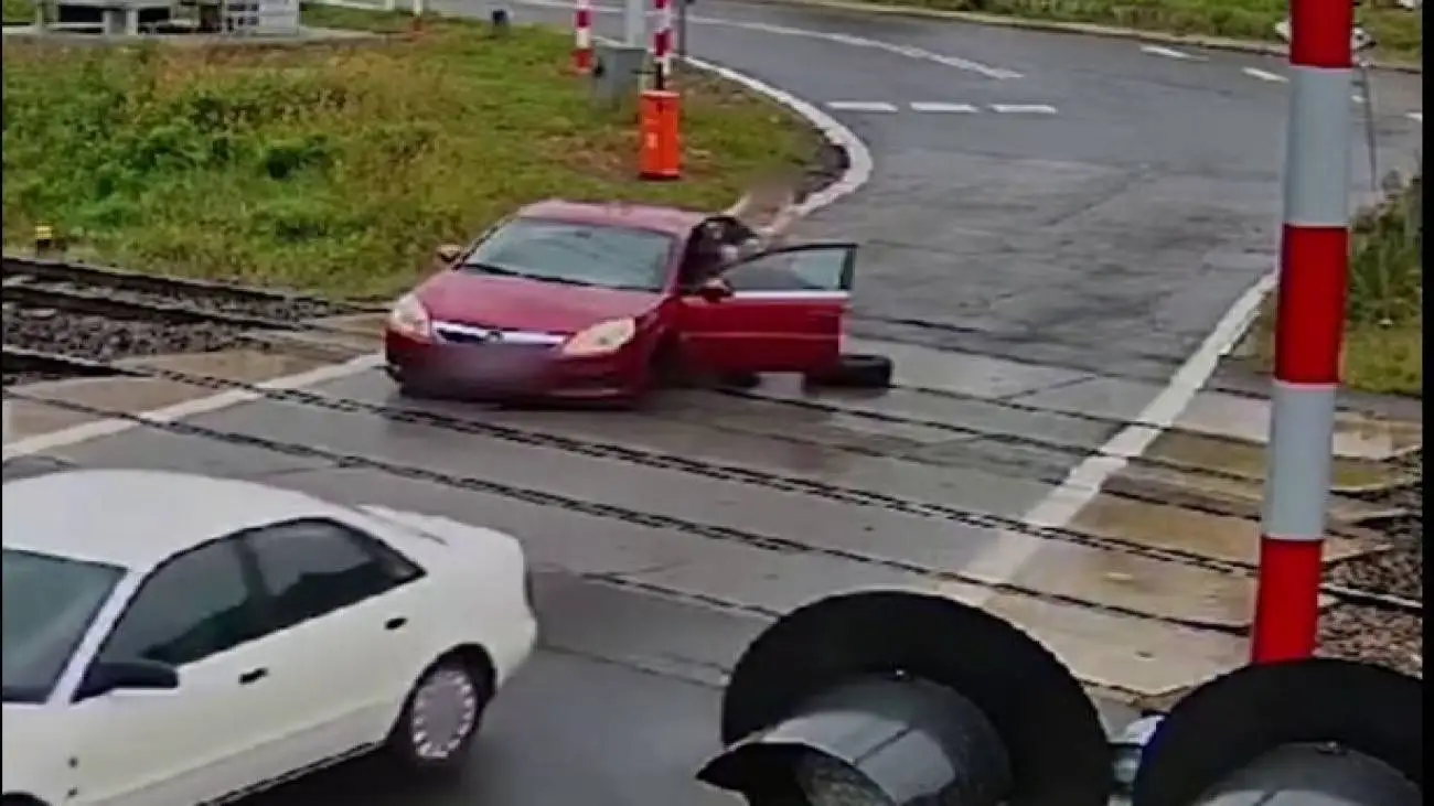 ویدیو  -  لحظه جالب شکستن محور چرخ خودروی سواری روی ریل قطار!