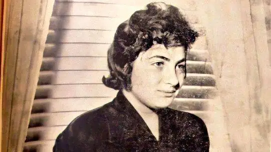 عکس -  سفر در زمان؛ (دختر بزرگ محمدرضا پهلوی در 16 سالگی در محوطه سعدآباد؛ سال 1335