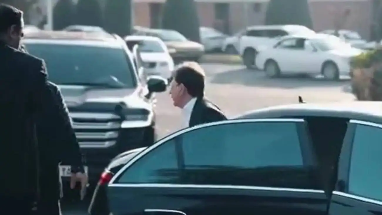 بابک زنجانی با بنز میباخ و کاروان اسکورت گران قیمت، ثروتش را به رخ کشید