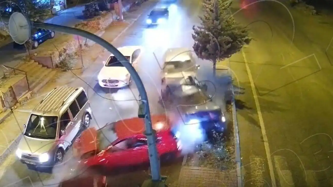 ویدیو  -  راننده کامیون تحت تأثیر الکل و مواد مخدر باعث تصادف زنجیره ای شد!