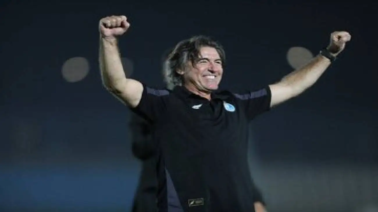 عکس -  خوشحال ترین سرمربی لیگ ایران؛ مشت های گره کرده ساپینتو بعد از برد بزرگ