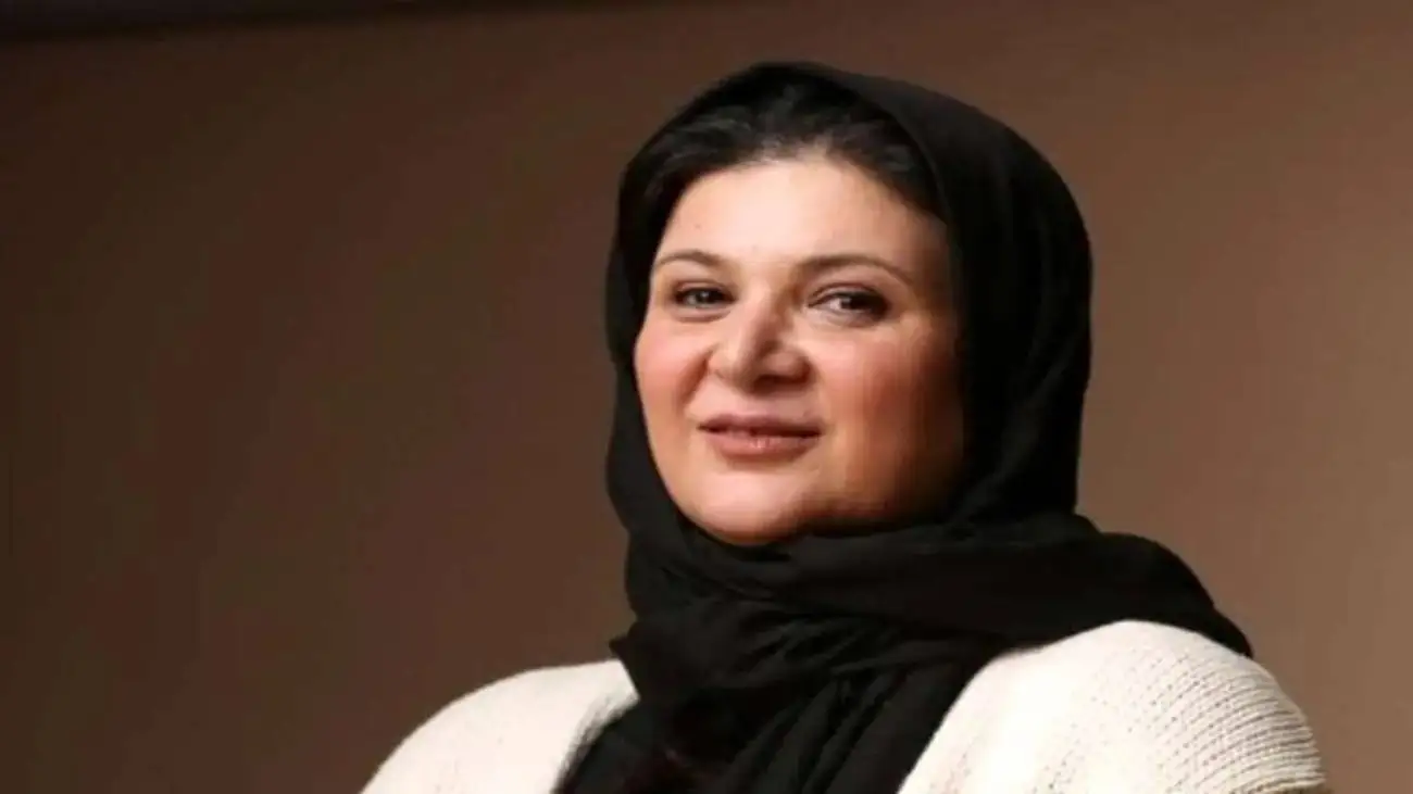 محسن تنابنده و سارا و نیکا در مراسم ختم مادر هما  -  ببینید