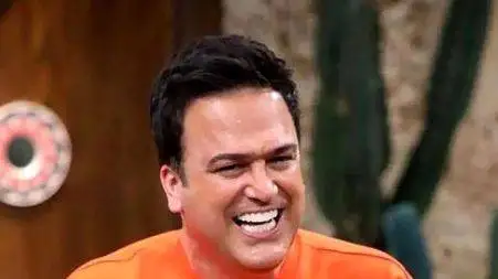 فیلم اقدام خنده دار حامد آهنگی برای پولدار شدن -  کف دستتو بوس کن بمال رو سرت!