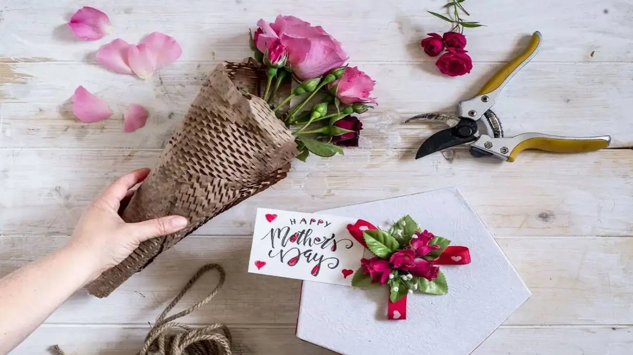 ببینید؛ هدیه های جالب آقایان به خانم ها در روز زن + ویدئو