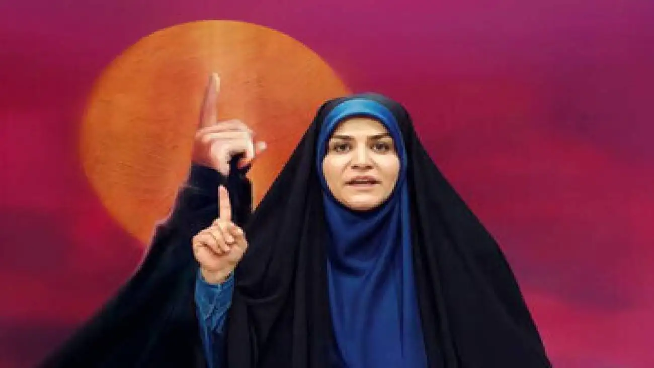 تصویر  -  عکس یادگاری خبرنگار آمریکایی با سحر امامی مقابل ساختمان شیشه ای