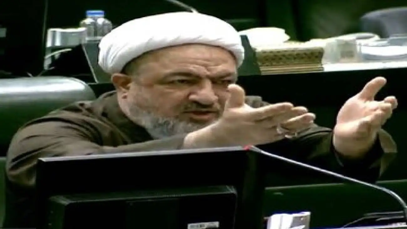 تصویر  -  تصویری از حمید رسایی نماینده مجلس در حال چک کردن تلگرام!