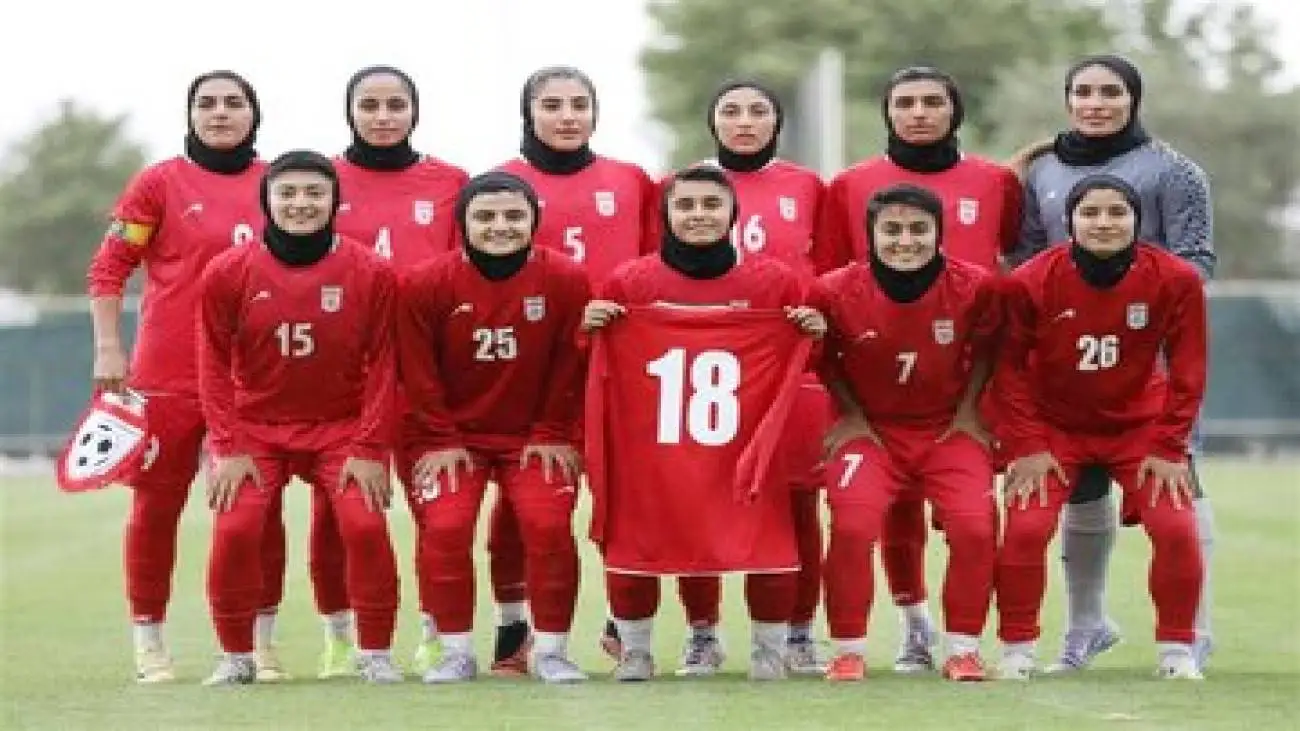 تصویر  -  سلام نظامی زنان ایران پیش از دیدار امروز