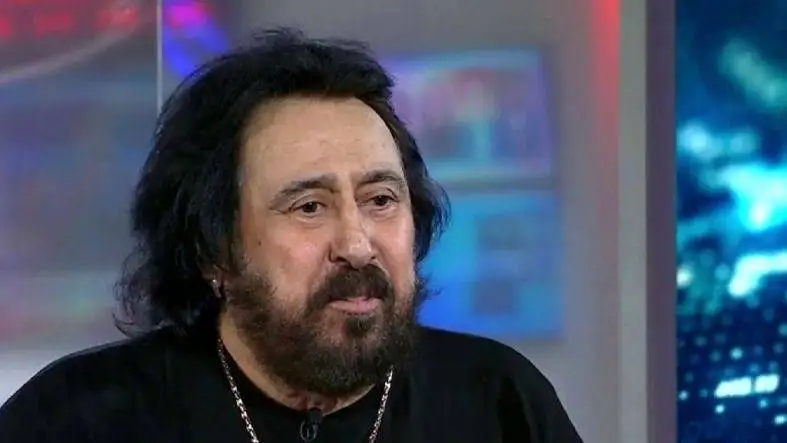 عکس سفر در زمان  -  (شهرام شب پره و گروه اش در حال اجرا در تهران)؛ سال 55