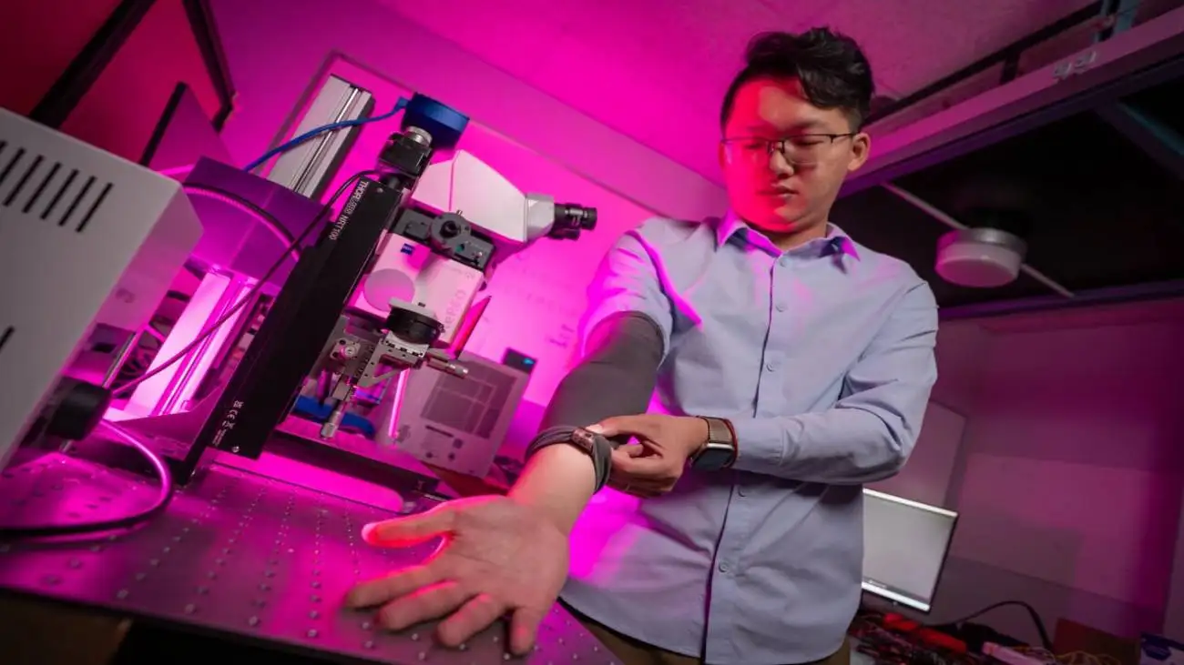 کنترل دستگاه ها با حرکات کوچک بدن  -  این ریموت پوشیدنی کار بیماران حرکتی را آسان می کند