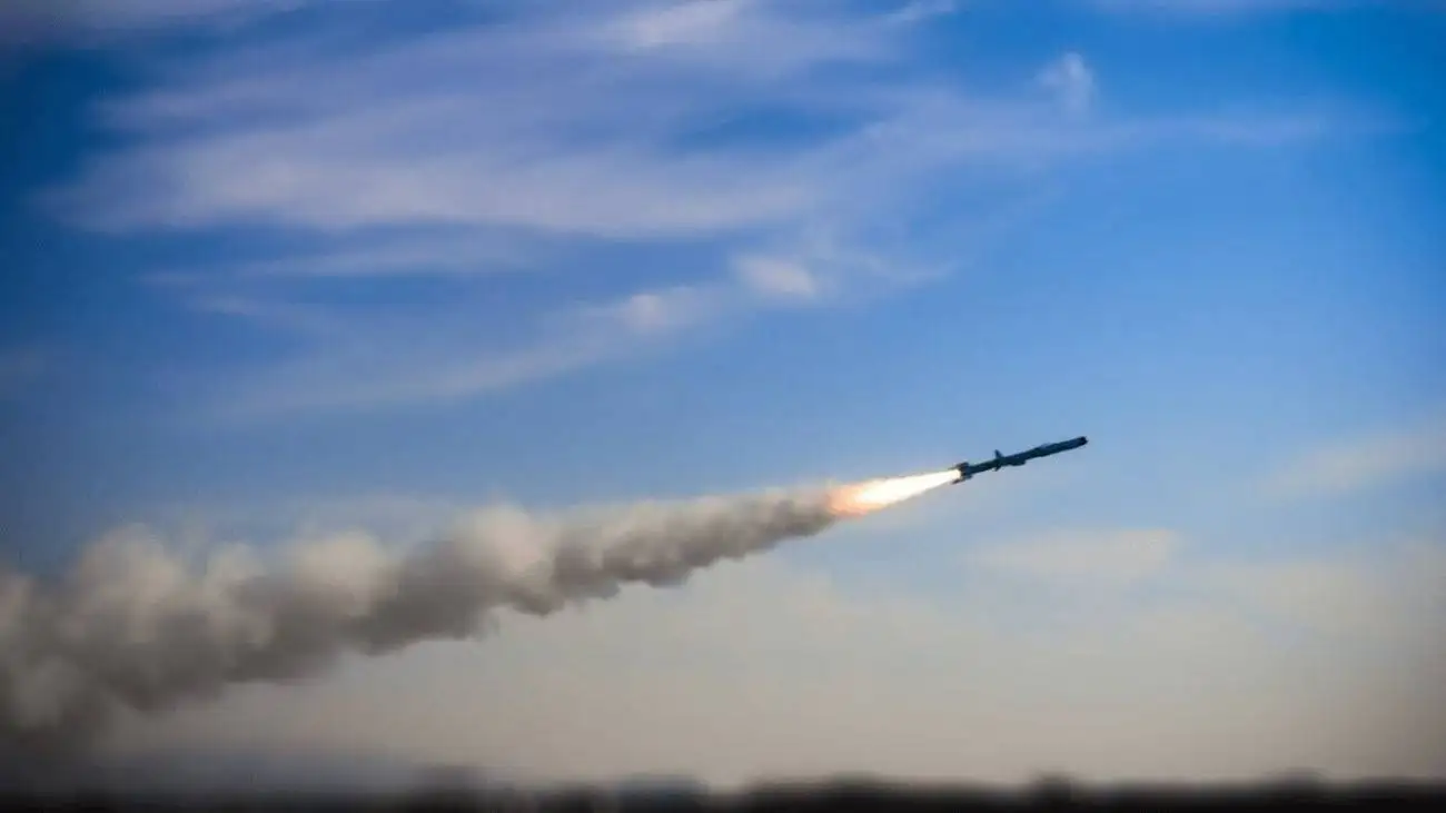 ویدیو  -  شلیک موشک های بالستیک و کروز بردِ بلند در رزمایش نیروی دریایی سپاه