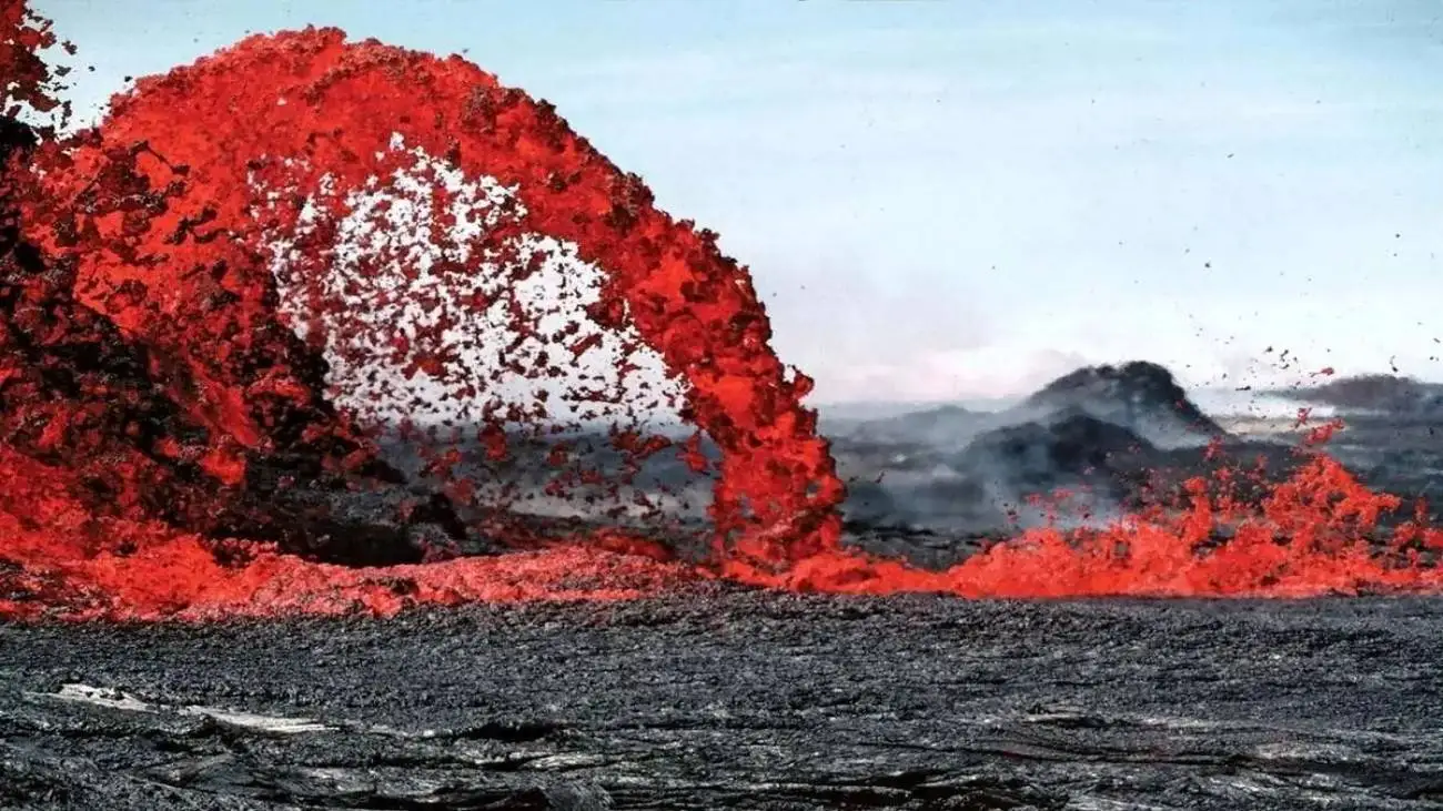 فواره های گدازه آسمان هاوایی را به آتش کشیدند + ویدیو خیره کننده از لحظه دیدنی بیدار شدن یکی از فعال ترین آتشفشان های جهان