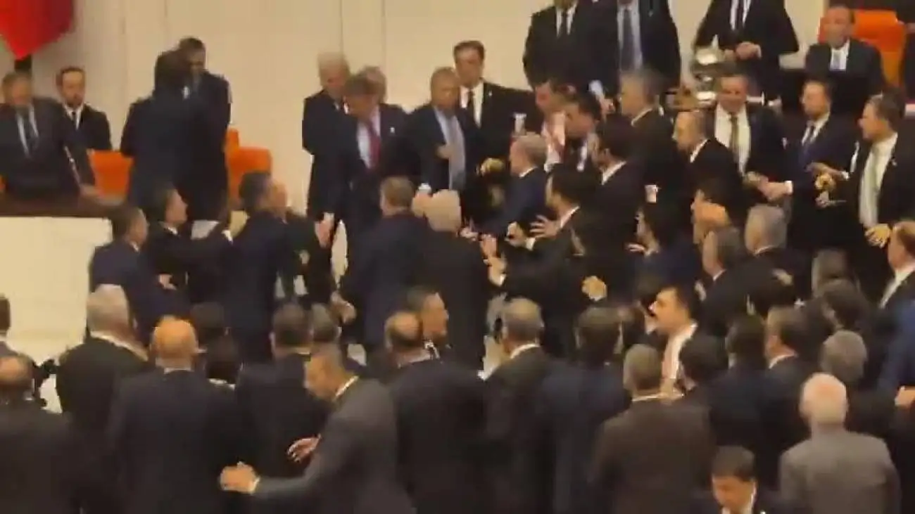 جنجال و درگیری در پارلمان ترکیه هنگام معرفی وزرای جدید  -  ببینید