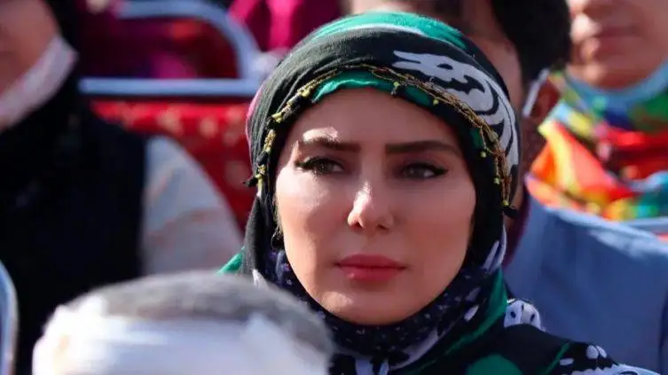 عکس  -  تیپ و استایل جسورانه و جذاب شیدا یوسفی بازیگر سریال نون خ در اکران فیلم کج پیله !