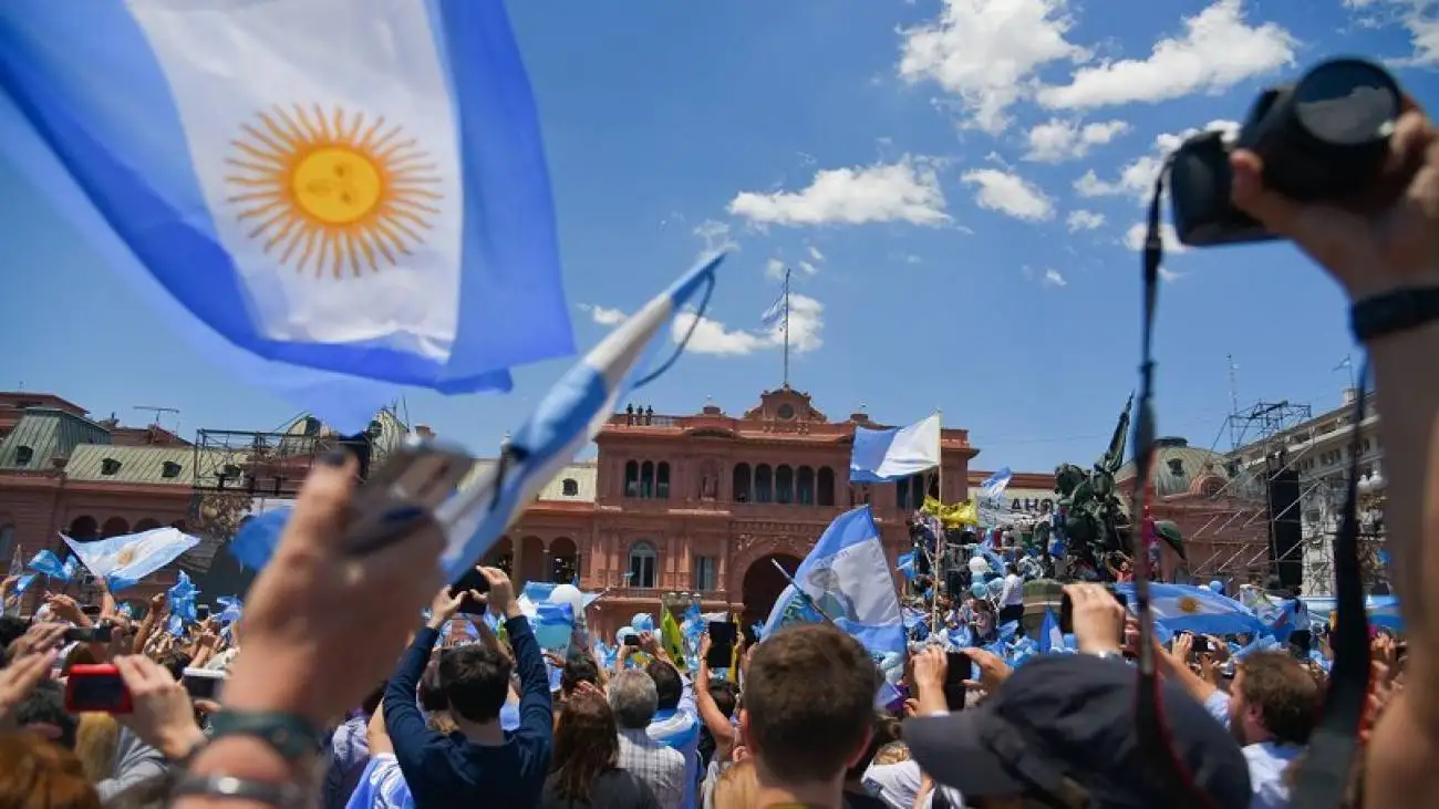 ویدیو  -  تجمع هزاران نفر از مردم و اعضای اتحادیه های کارگری در آرژانتین در اعتراض به تصمیمات اقتصادی دولت خاویر میلی