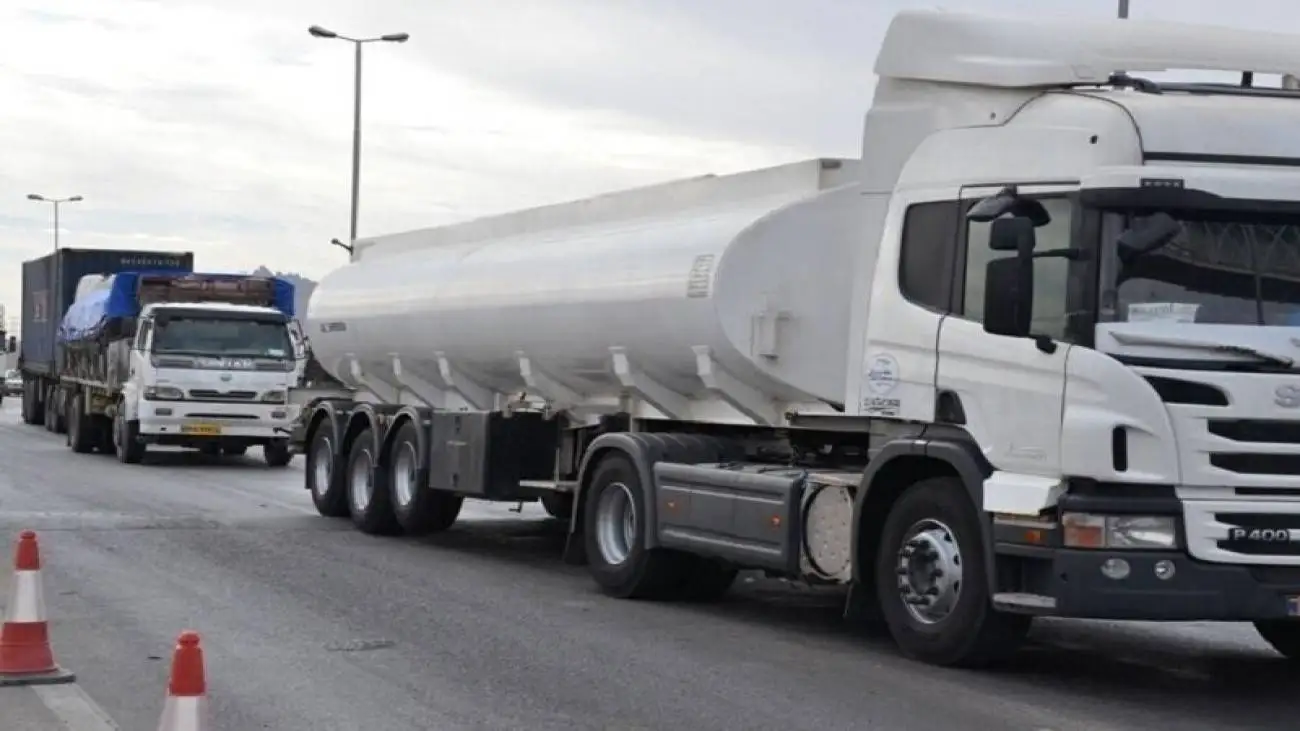 تانکر سوخت در بزرگراه همت از مسیر خارج شد