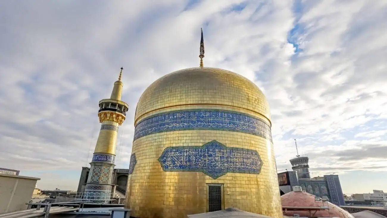 ویدیو  -  نحوه جالب التماس دعای یک زائر در حرم امام رضا برای شفای همسرش!