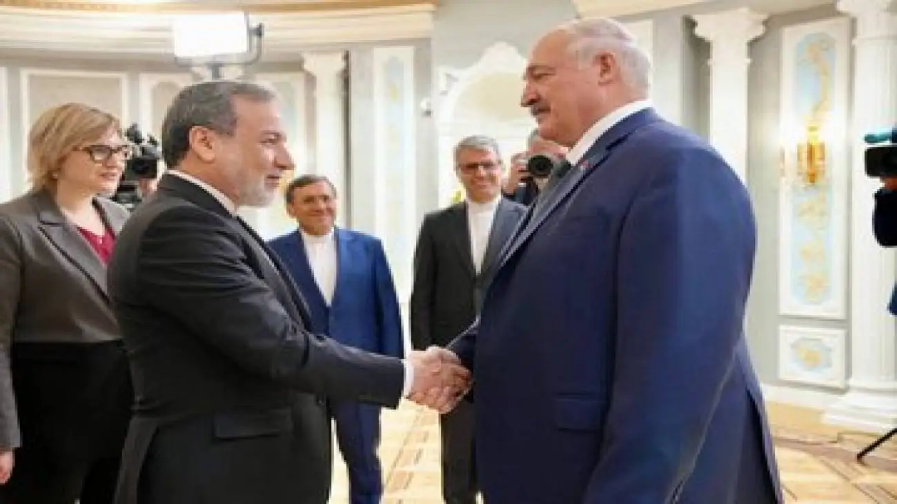 عراقچی با لوکاشنکو دیدار کرد  -   اهدای تاج گل به کشته شدگان جنگ+ تصاویر