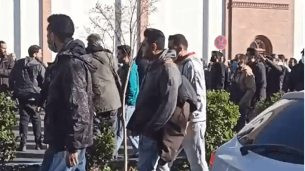 اعتراض صنفی در بازار تهران  -  نوسان دلار کرکره ها را پایین کشید