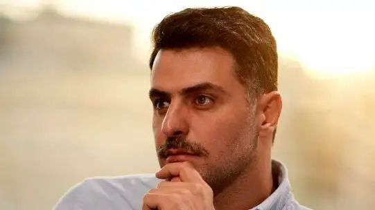 حمله تند علی ضیا، مجری سابق صدا و سیما، به آقازاده های فراری؛ غلط می کنی باید بمانی و در مملکتی که پدرت ساخته ..!