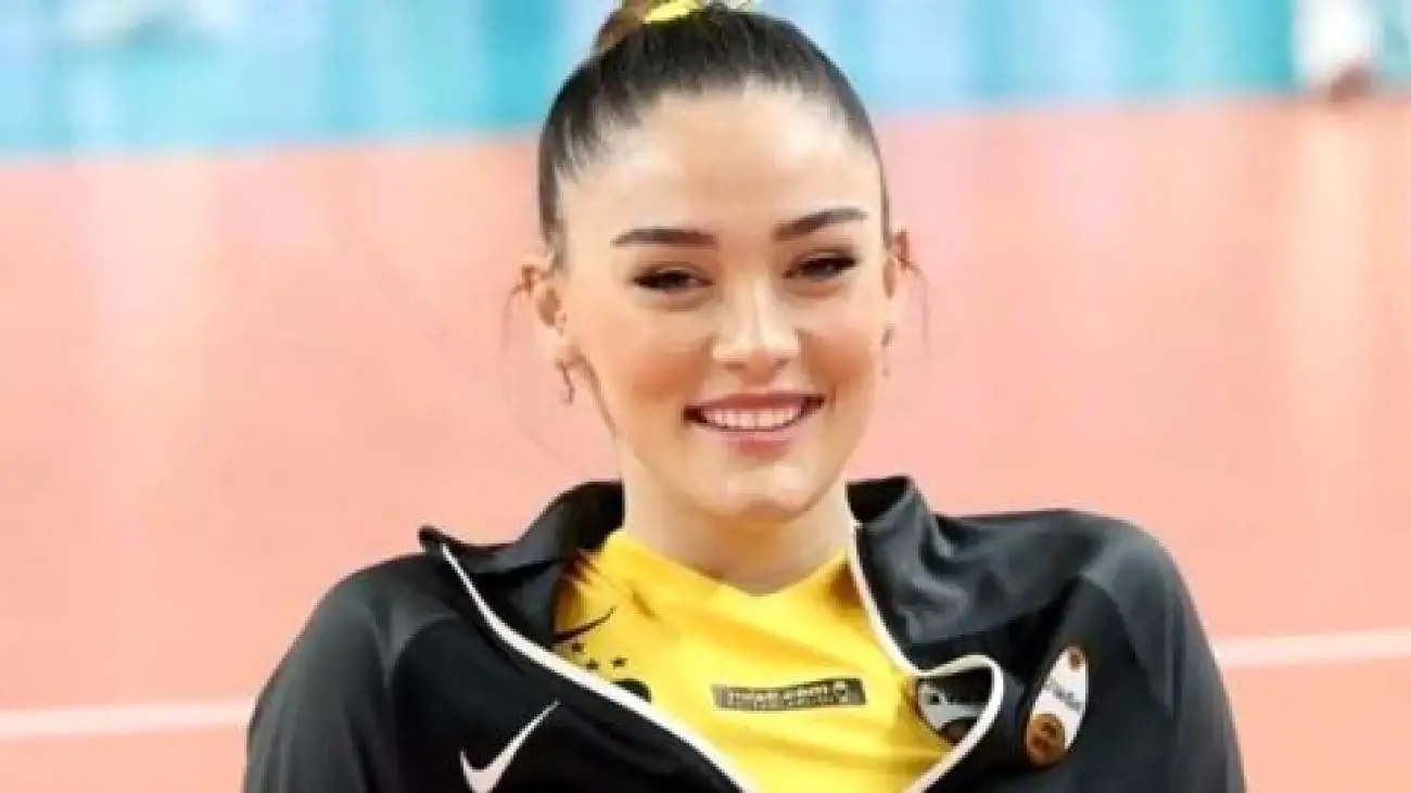 ویدیو  -  چهره باورنکردنی زهرا گونش والیبالست جذاب ترکیه ای قبل از عمل زیبایی -  کوبونده از اول ساخته !