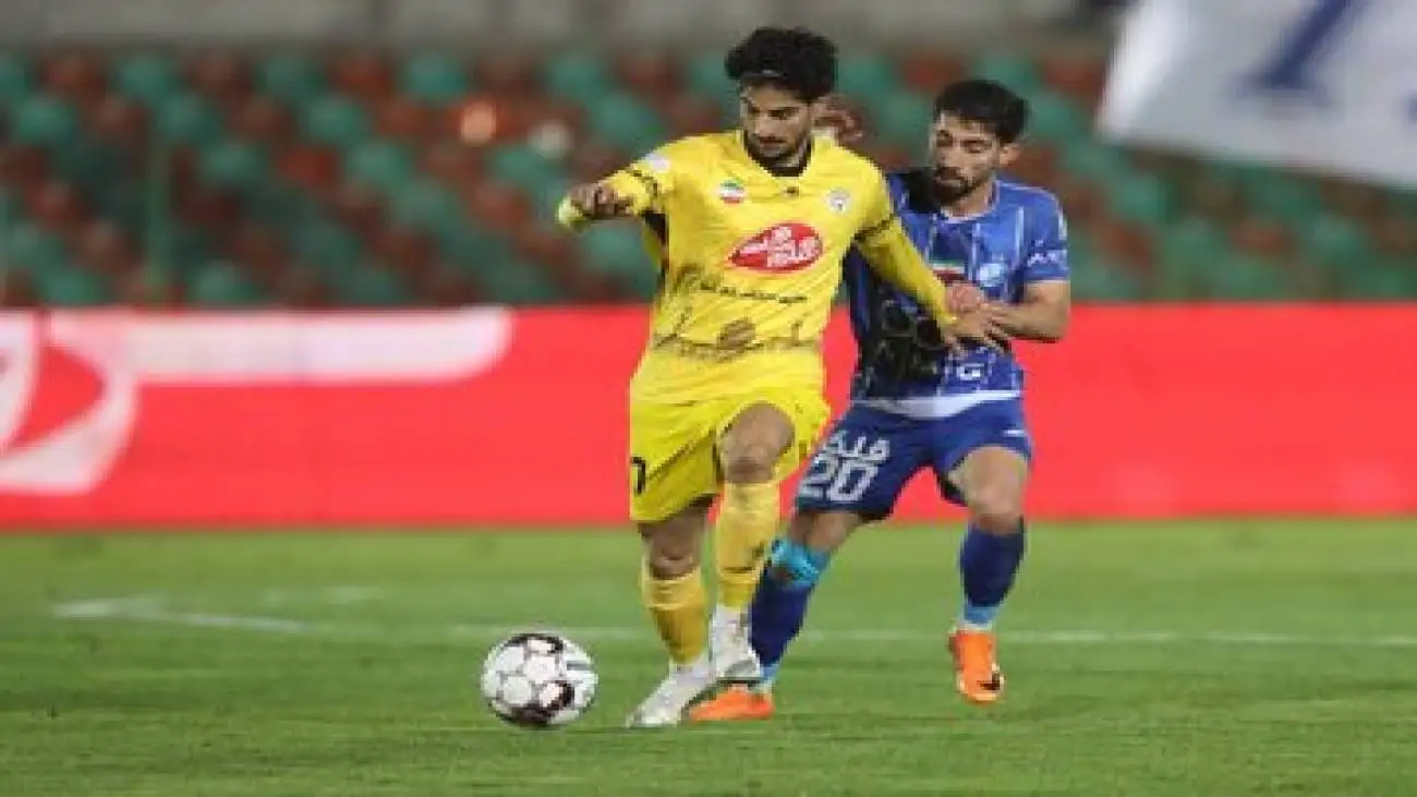 استقلال در بازی با فجر از داوری سود برد؟