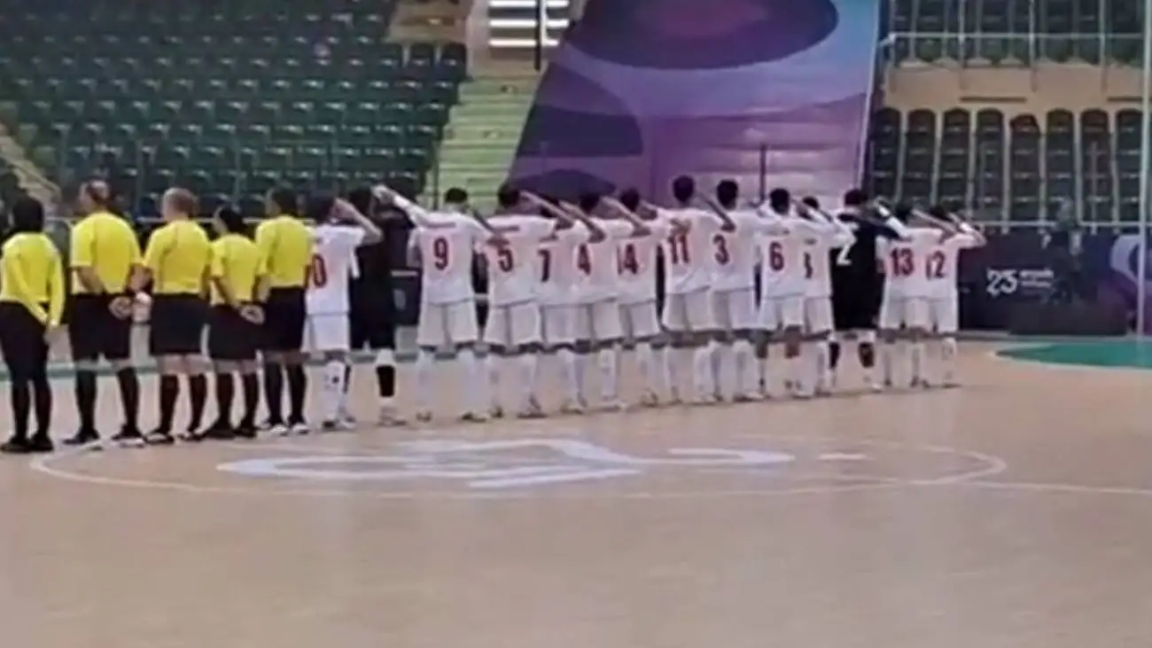 مربی رقیب ایران هم به سرود ملی ایران سلام نظامی داد   -  ویدئو