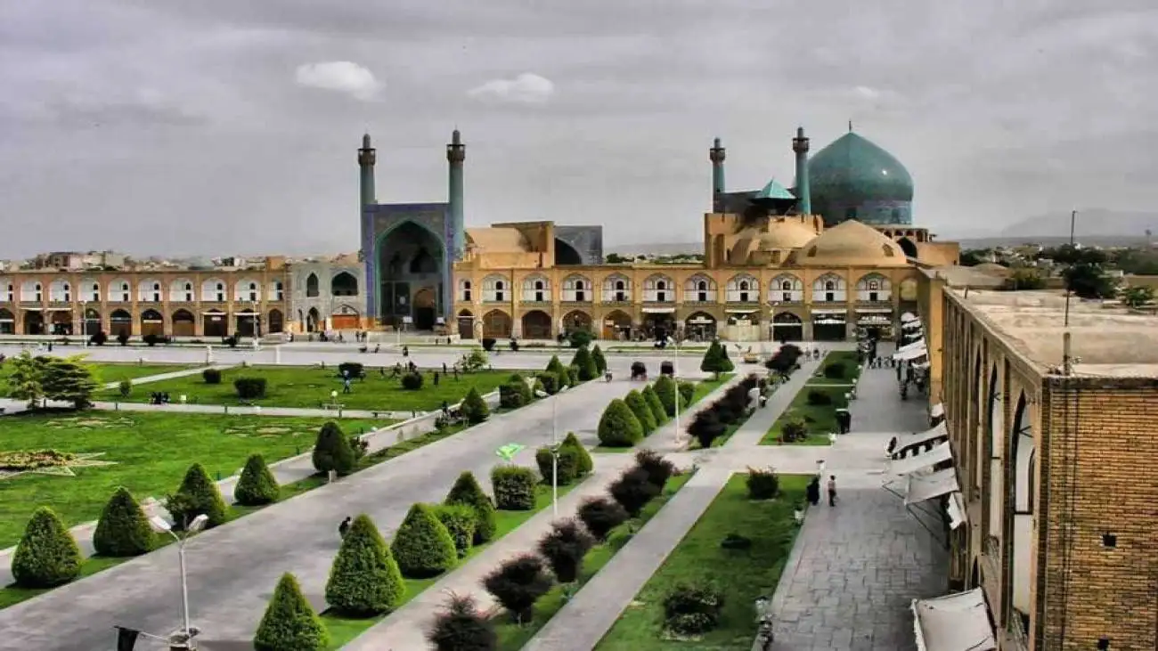 ویدیو  -  آتش گرفتن یک درخت در میدان نقش جهان اصفهان