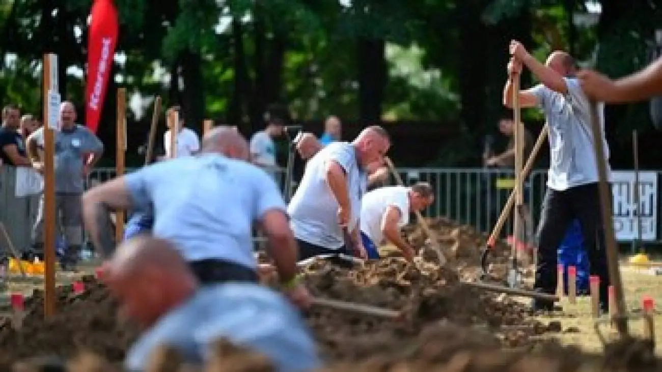 مسابقه بین المللی قبرکنی در مجارستان -  عکس