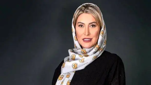 فریبا نادری با ژست و استایل خاص و تا حدی جالب در فرانسه  -  خانم بازیگر مثل دخترای 18 ساله میمونه!