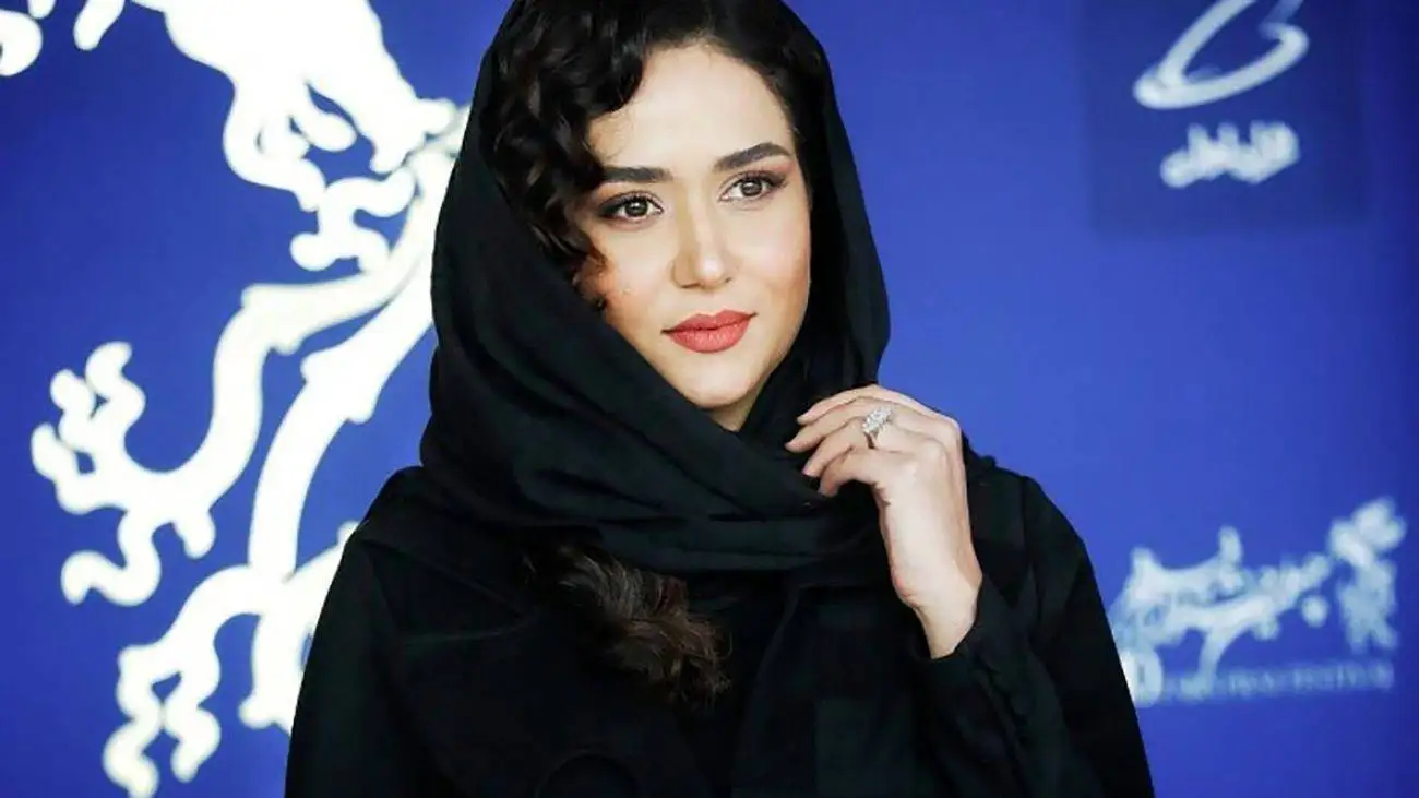 فیلم آواز شاد  -   آموزش رقص داداش بزرگه پریناز ایزدیار وسط خانم ها  -    خانما هم دست میزنن کیف میکنن !