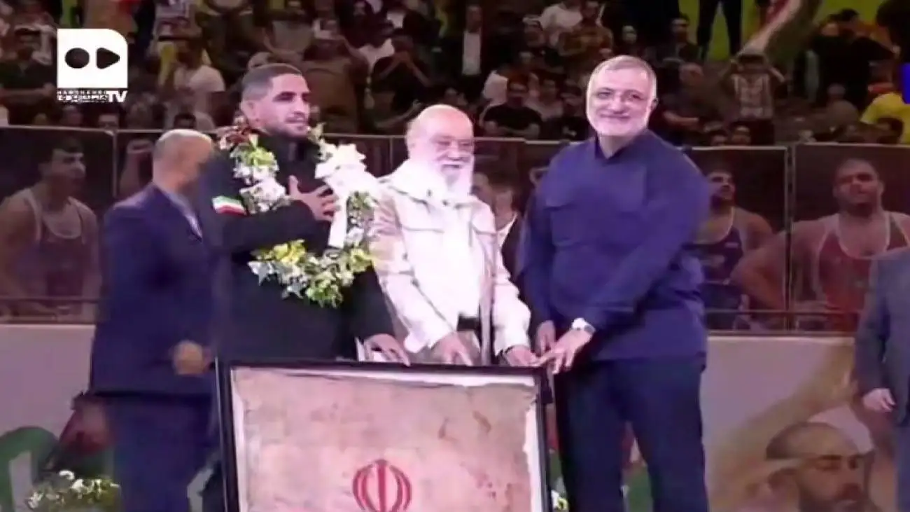 لحظه اعطای یک هدیه خاص به رحمان عموزاد  -  ویدئو