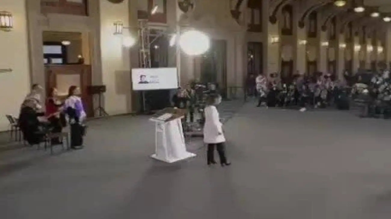 زلزله کنفرانس خبری رئیس جمهور را مختل کرد ؛ واکنش رئیس جمهور مکزیک و فرار حاضران به بیرون  -  ببینید