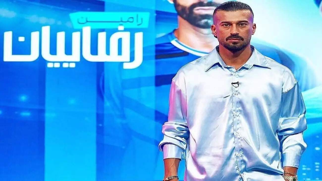 ویدیو  -  رامین با استایل جدید در ورزشگاه؛ کت وشلوار به سبک دهه های گذشته!