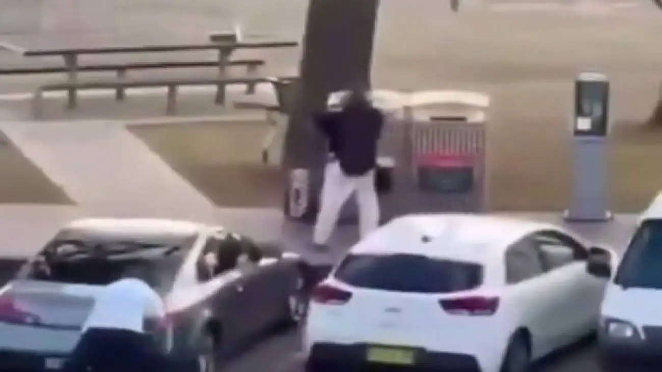 ویدیو  -  لحظه ای که احمد الاحمد در درگیری با افراد مسلح در سیدنی، از بازو مجروح شد