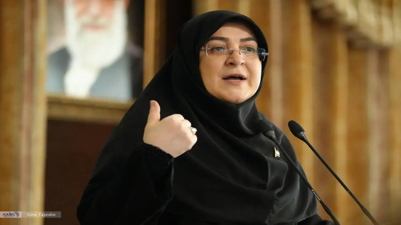 ویدیو  -  ترک محل سخنرانی توسط سخنگوی دولت در دانشگاه یزد؛ افرادی در بیرون مرزها از اینکه شما بر مادر خودتون می تازید خوشحال خواهند شد