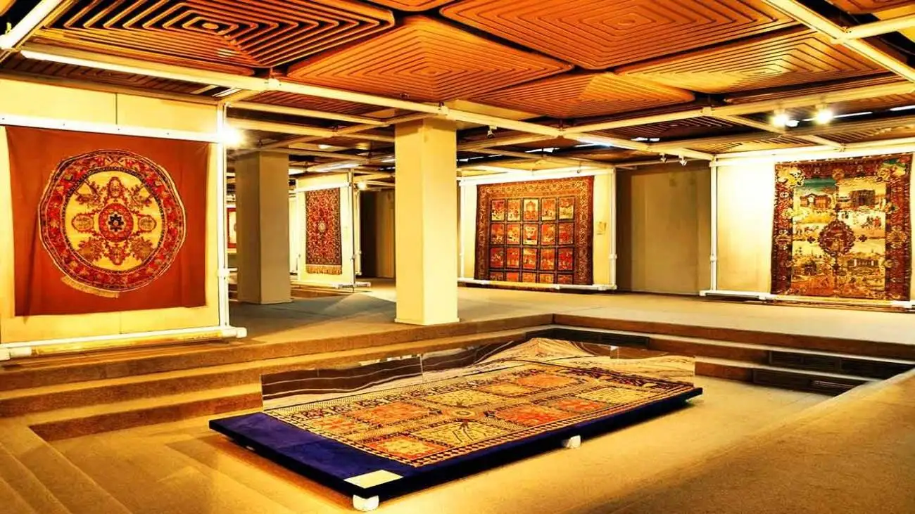 فرش 100ساله خاص  رونمایی شد+ تصویر  -  این فرش نیست، سند است  -  دست بافته نفیس شاگردان مدرسه دختران