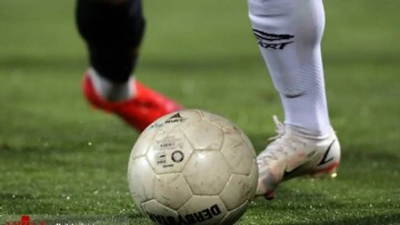 چرا این همه دلار به پای بازیکنان بی ارزش خارجی می ریزید؟  -  چرا در مقابل این همه بیت المال  خوری سکوت اختیار کردید؟