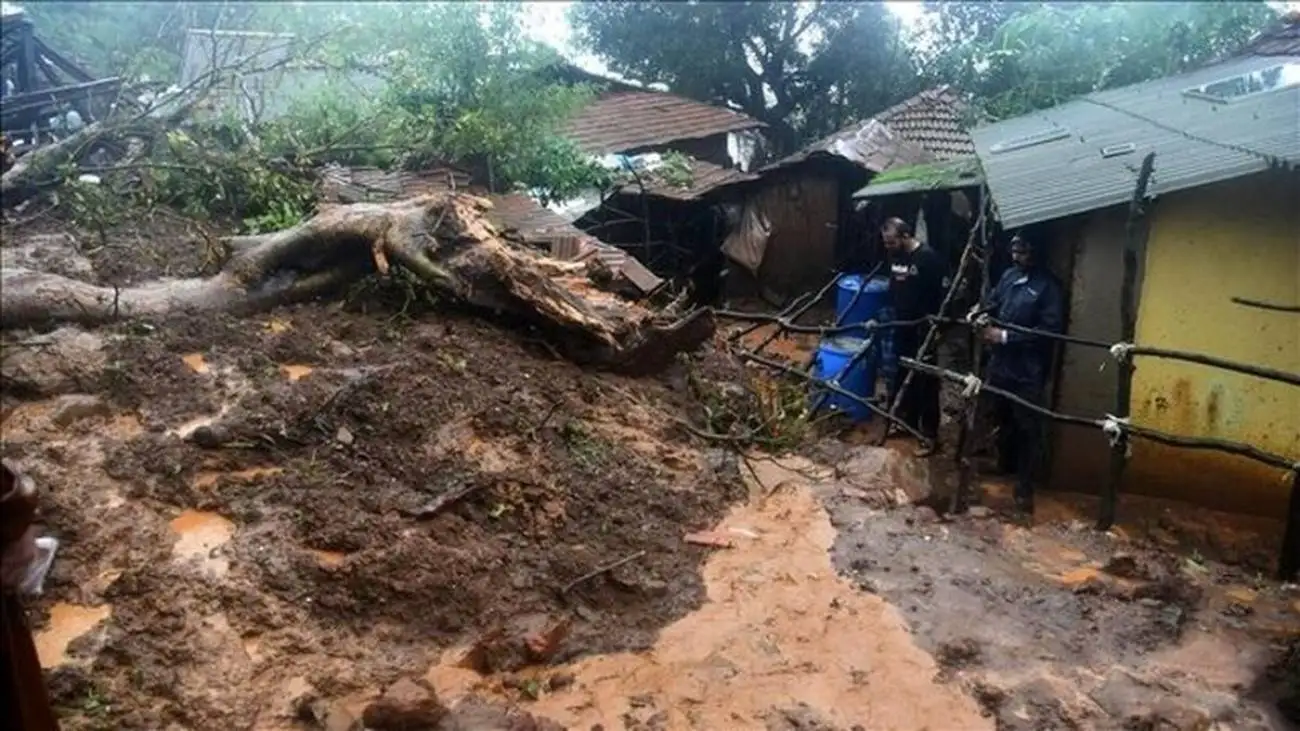 ویدیو  -  سرازیر شدن خاک و سنگ بر اثر رانش زمین در ویتنام