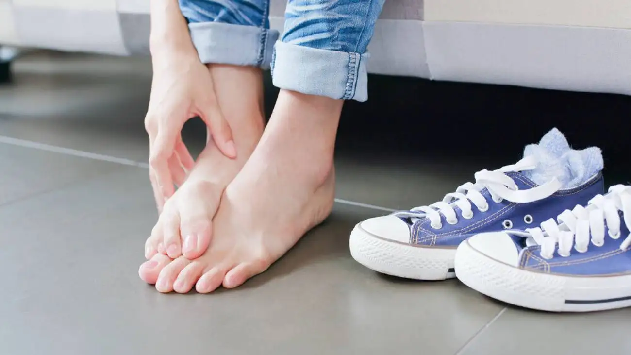 برای گشاد شدن کفش تنگ چه کنیم؟ ؛ 7 روش ساده برای گشاد کردن کفش تنگ در خانه