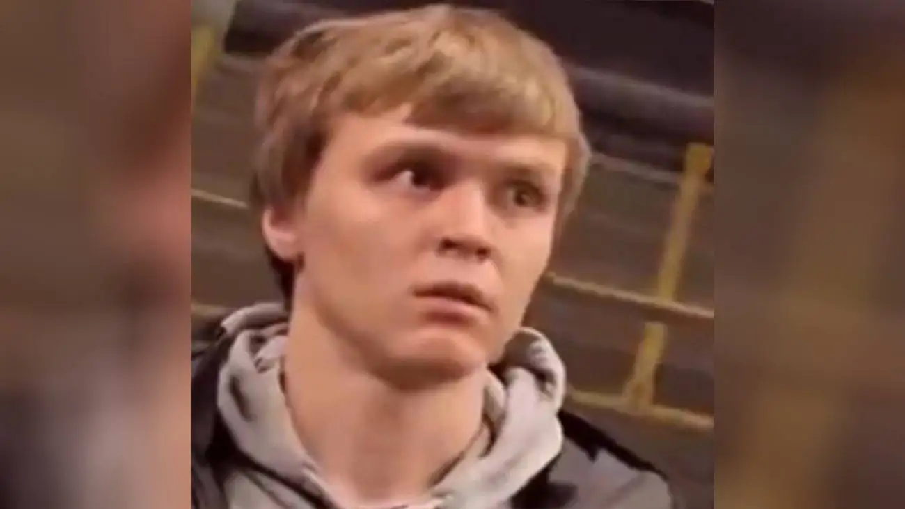 ویدیو  -  مُشت سهمگین پسر جوان به صورت مرد مزاحم در مترو!