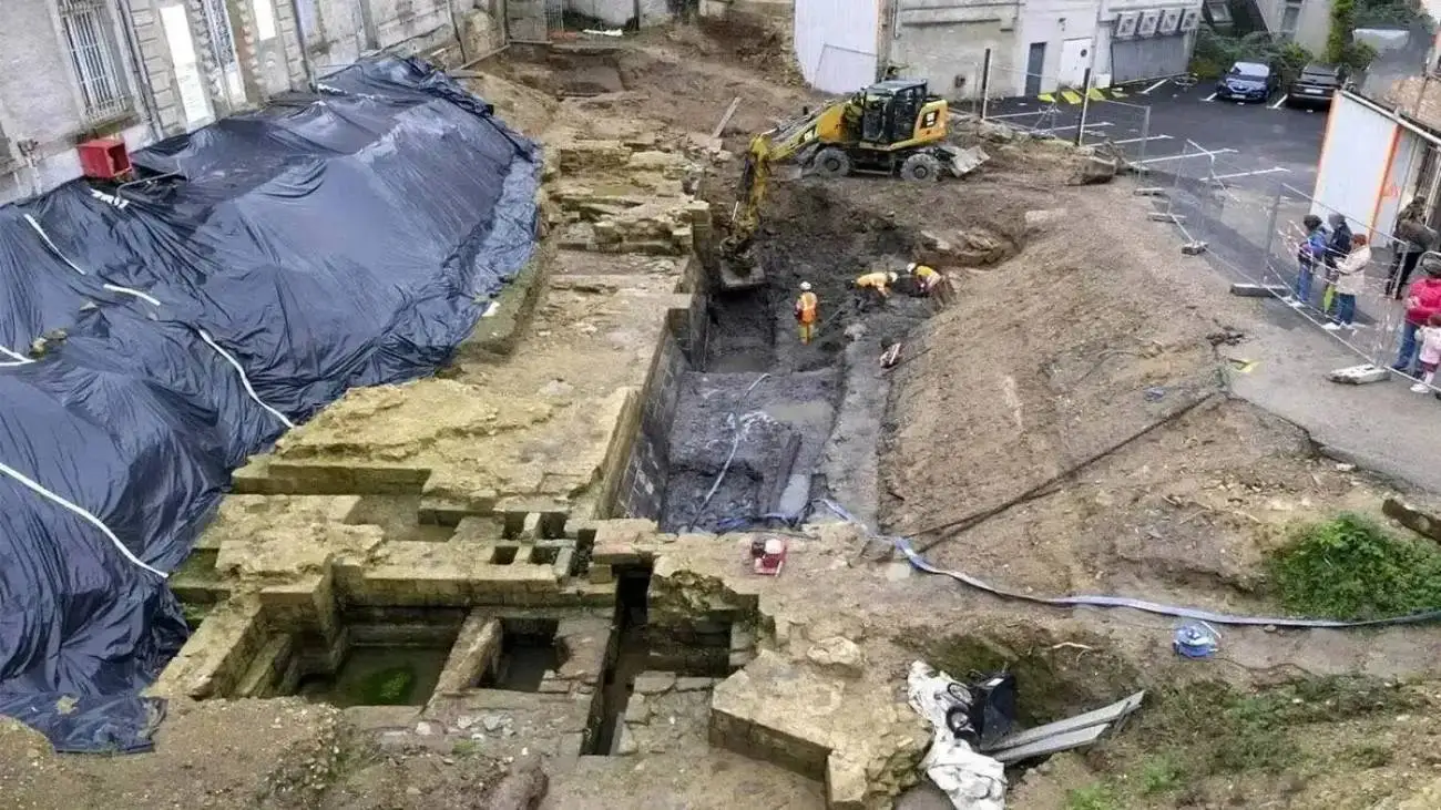 پیدا شدن بقایای قلعۀ قرون وسطایی زیر یک عمارت خصوصی  -  عکس