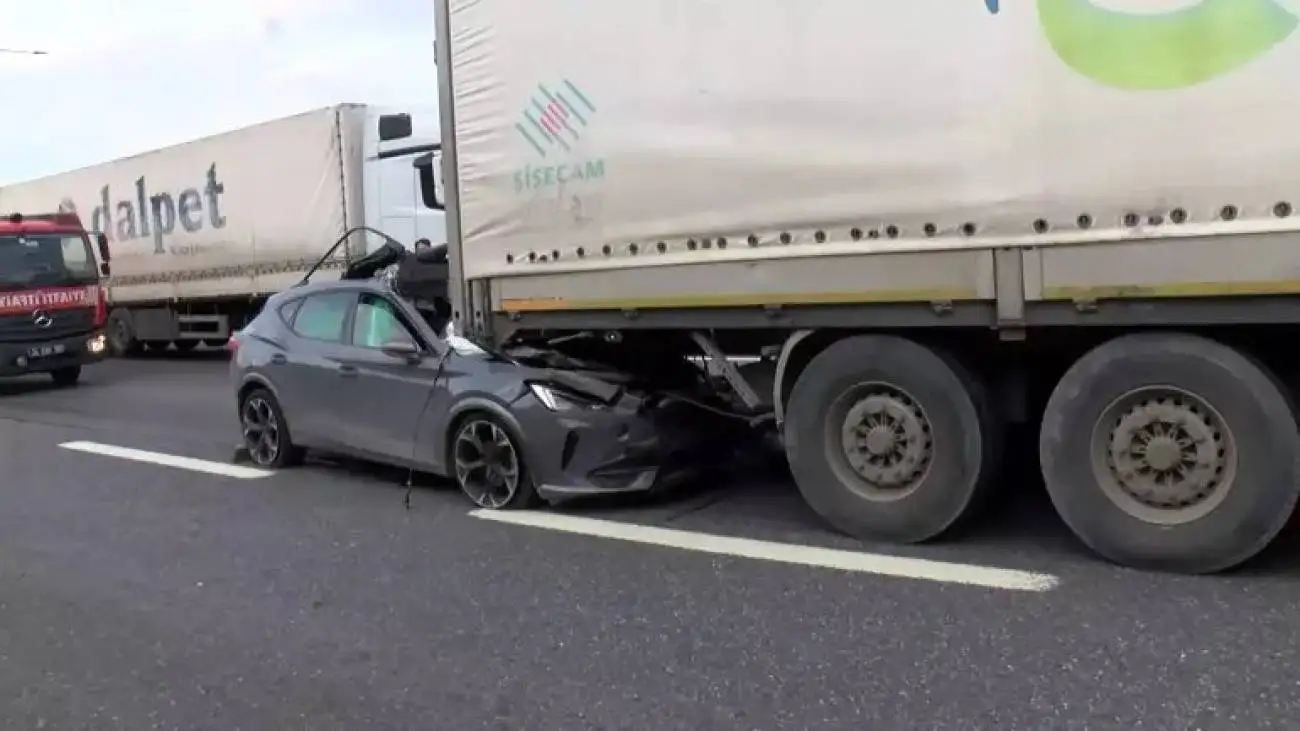 ویدیو  -  له شدن خودروی سواری بعد از تصادف از پشت با تریلی؛ راننده با معجزه زنده ماند!