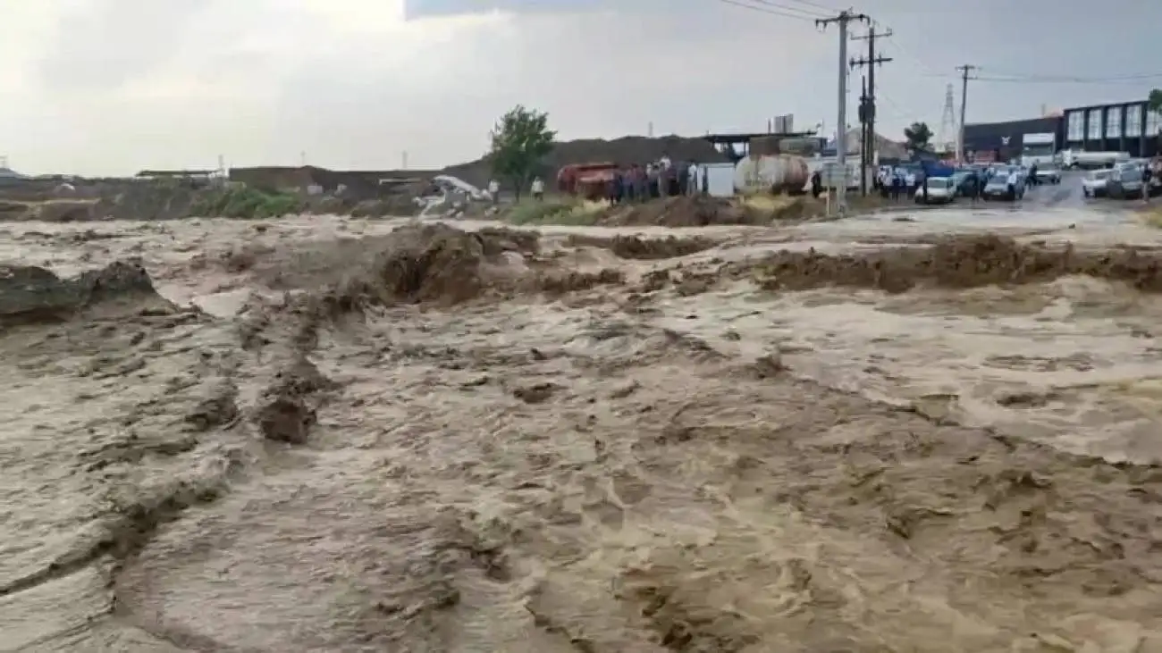 شدت سیلاب در جاده ای از مشهد + ویدئو