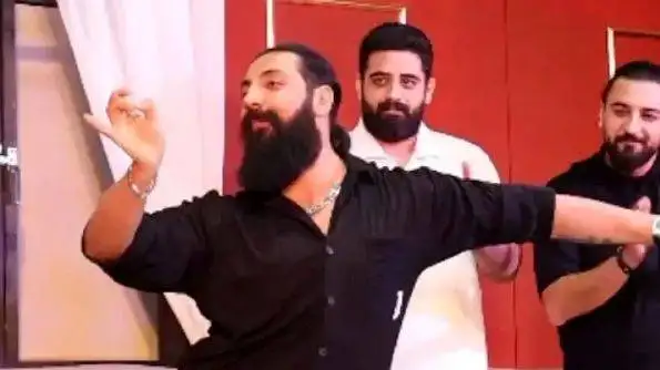 فیلم آواز شاد  -   قشنگترین رقص که به عمرم دیدم این آقا رفت اونم بابا کرم چقدر منعطفه ...